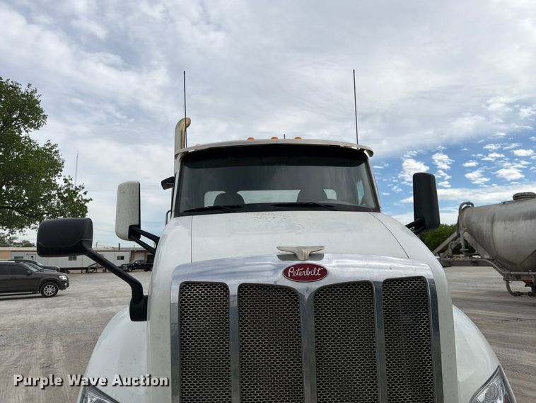 image for item EL0113 2018 Peterbilt 579 semi truck