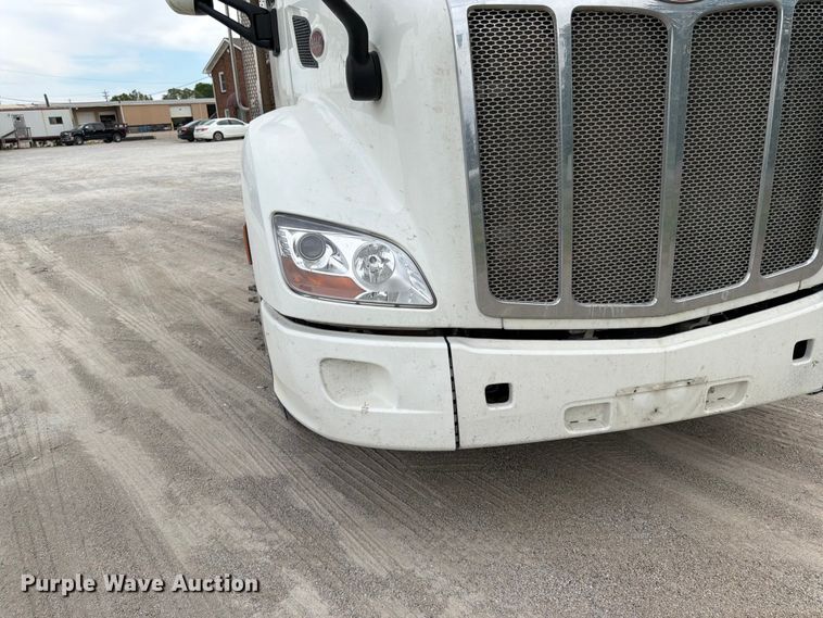 image for item EL0113 2018 Peterbilt 579 semi truck