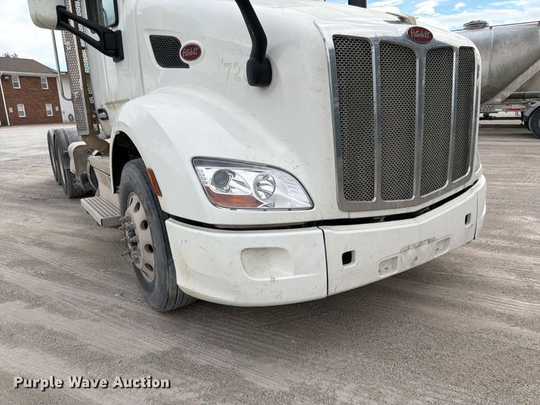image for item EL0113 2018 Peterbilt 579 semi truck