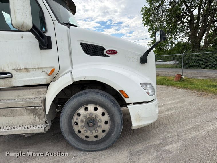 image for item EL0113 2018 Peterbilt 579 semi truck