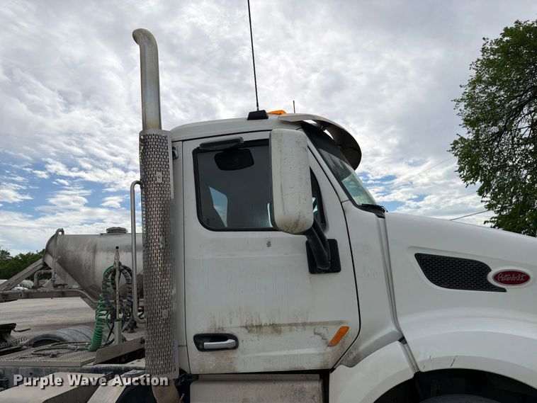 image for item EL0113 2018 Peterbilt 579 semi truck