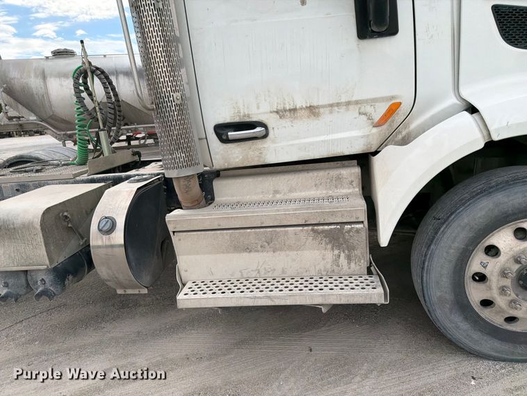 image for item EL0113 2018 Peterbilt 579 semi truck