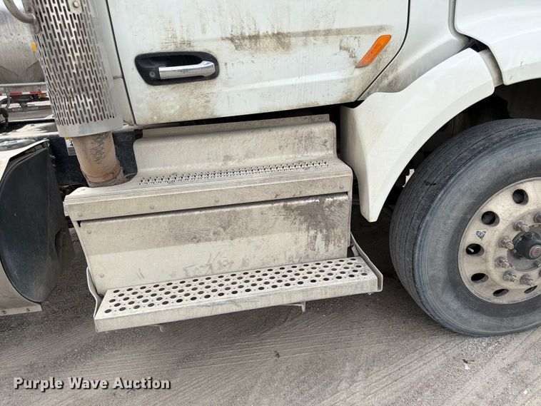 image for item EL0113 2018 Peterbilt 579 semi truck