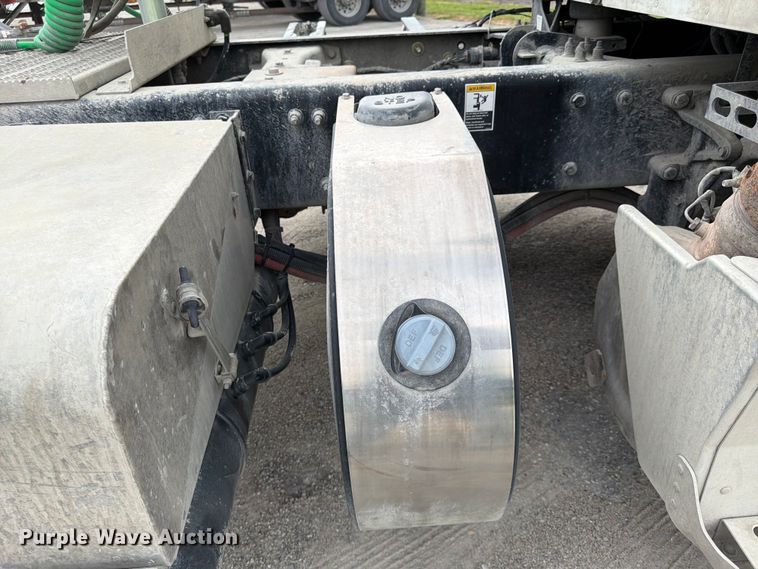 image for item EL0113 2018 Peterbilt 579 semi truck