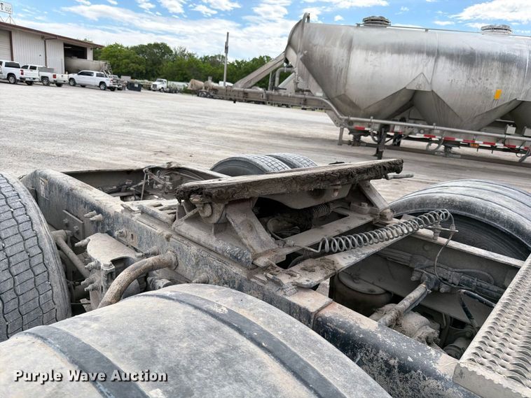 image for item EL0113 2018 Peterbilt 579 semi truck