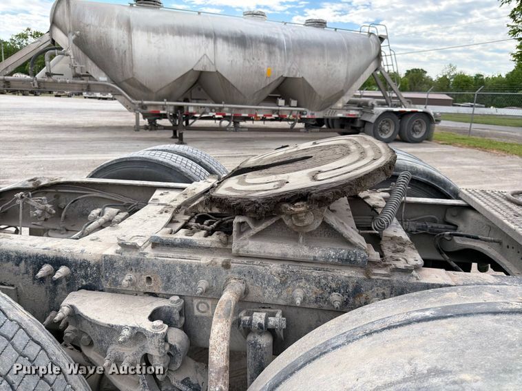 image for item EL0113 2018 Peterbilt 579 semi truck