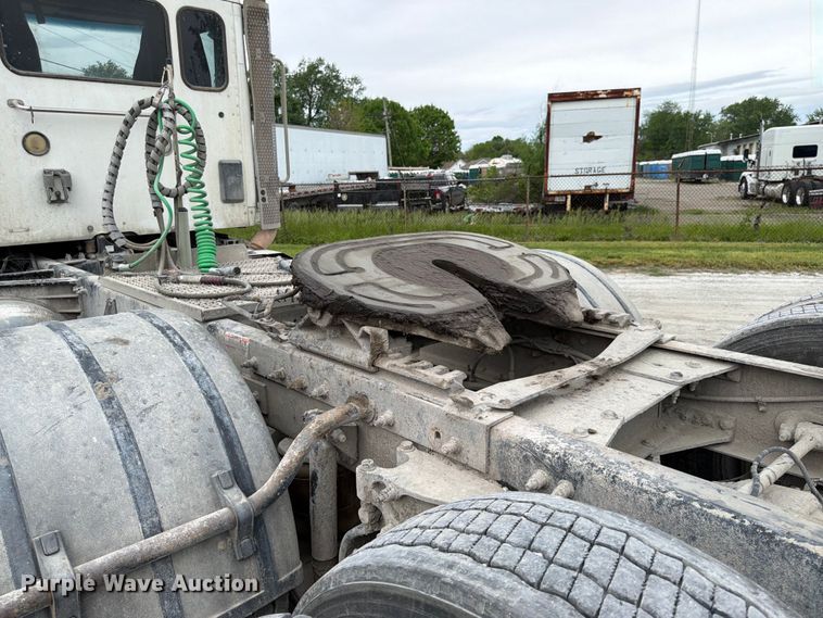 image for item EL0113 2018 Peterbilt 579 semi truck