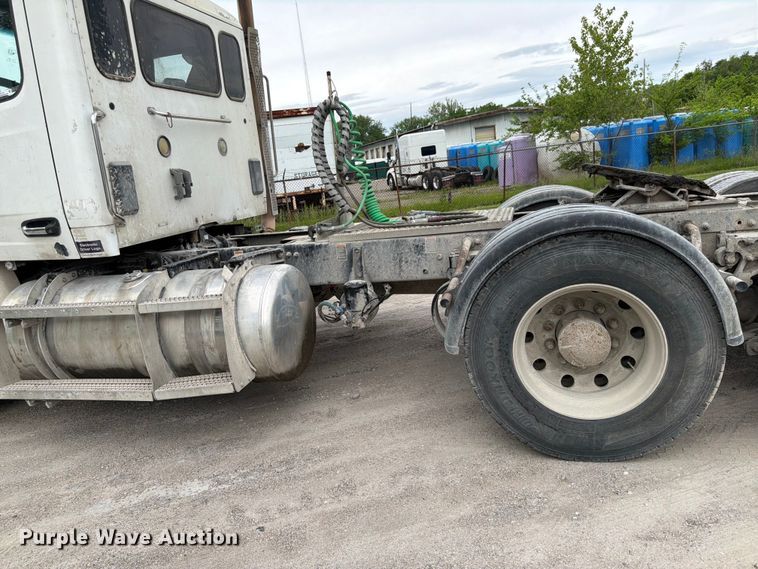 image for item EL0113 2018 Peterbilt 579 semi truck