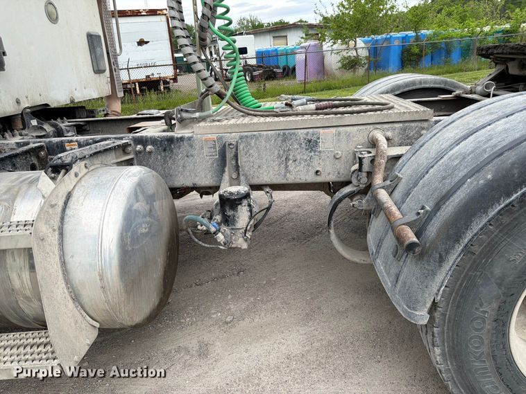 image for item EL0113 2018 Peterbilt 579 semi truck