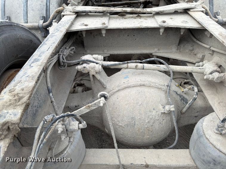 image for item EL0113 2018 Peterbilt 579 semi truck