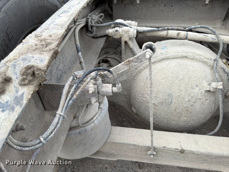 image for item EL0113 2018 Peterbilt 579 semi truck