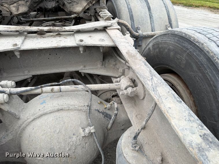 image for item EL0113 2018 Peterbilt 579 semi truck