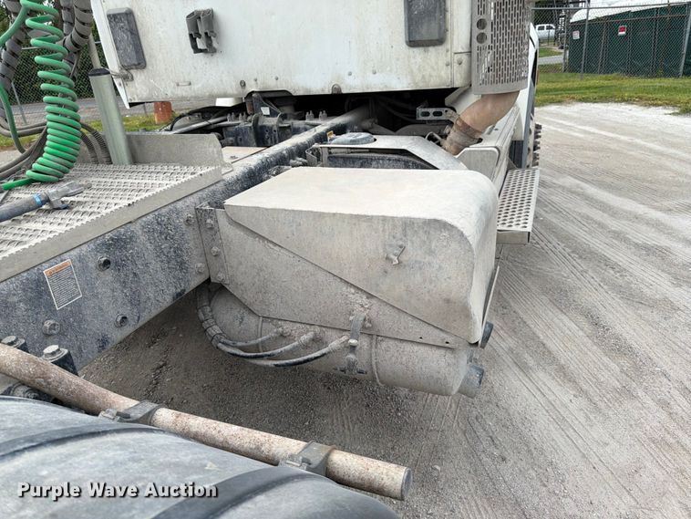 image for item EL0113 2018 Peterbilt 579 semi truck