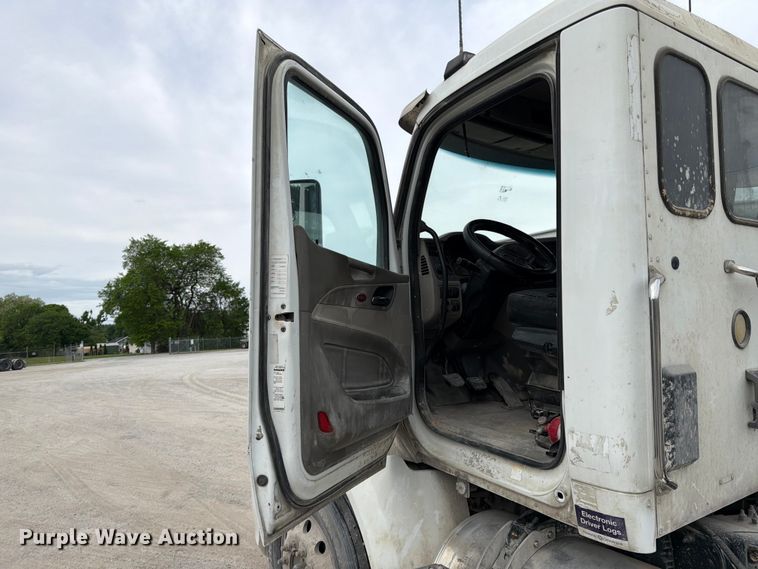 image for item EL0113 2018 Peterbilt 579 semi truck