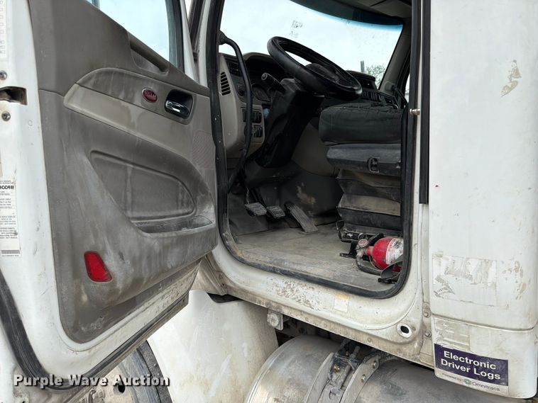 image for item EL0113 2018 Peterbilt 579 semi truck