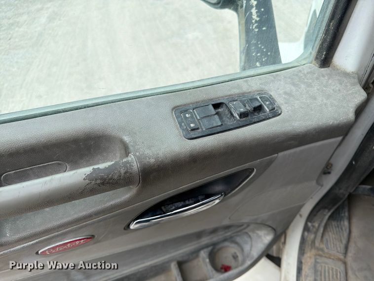 image for item EL0113 2018 Peterbilt 579 semi truck