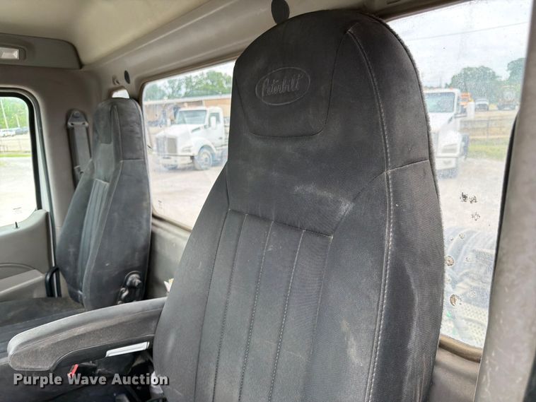 image for item EL0113 2018 Peterbilt 579 semi truck