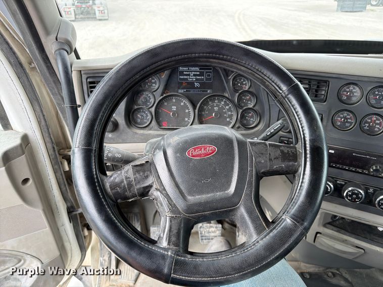 image for item EL0113 2018 Peterbilt 579 semi truck