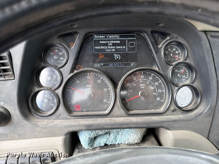 image for item EL0113 2018 Peterbilt 579 semi truck