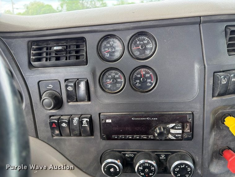 image for item EL0113 2018 Peterbilt 579 semi truck