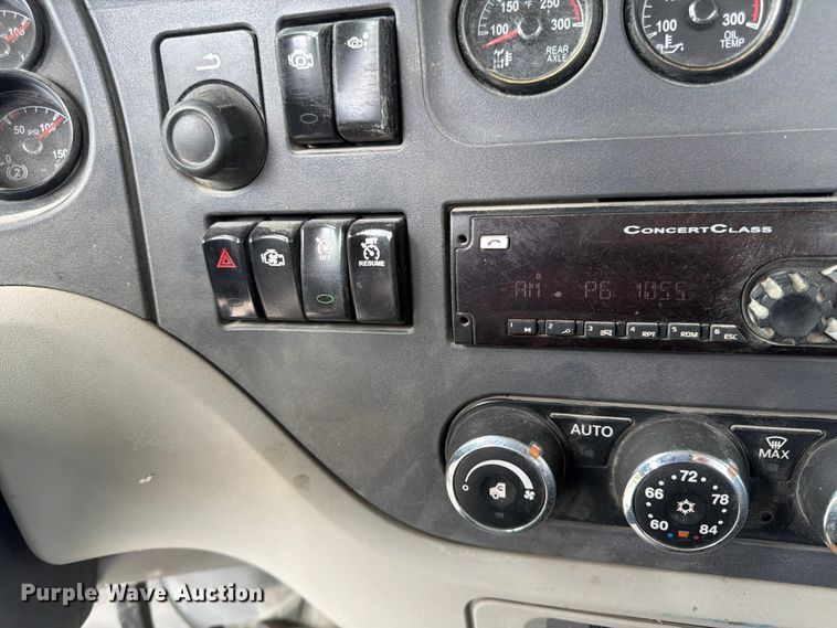 image for item EL0113 2018 Peterbilt 579 semi truck