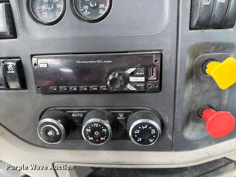 image for item EL0113 2018 Peterbilt 579 semi truck