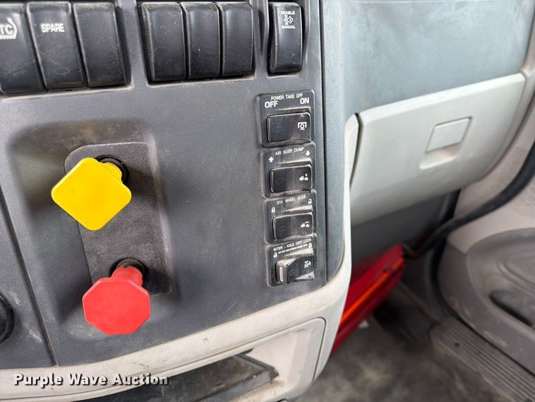 image for item EL0113 2018 Peterbilt 579 semi truck