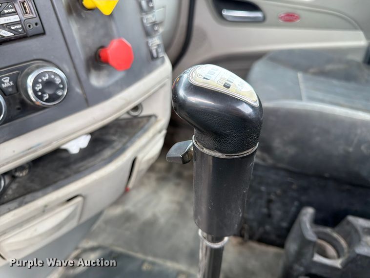 image for item EL0113 2018 Peterbilt 579 semi truck