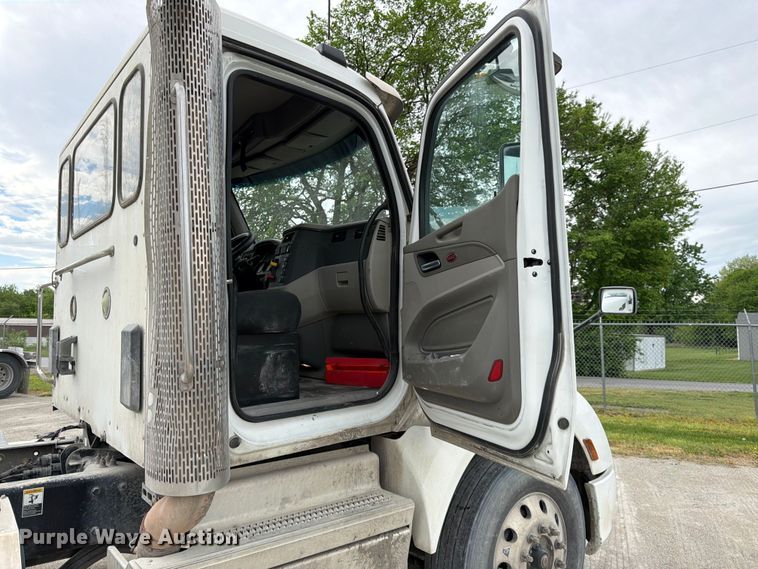 image for item EL0113 2018 Peterbilt 579 semi truck