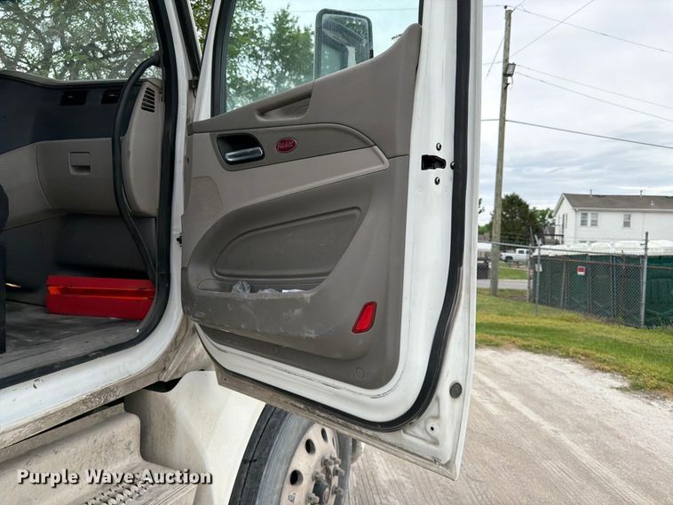 image for item EL0113 2018 Peterbilt 579 semi truck