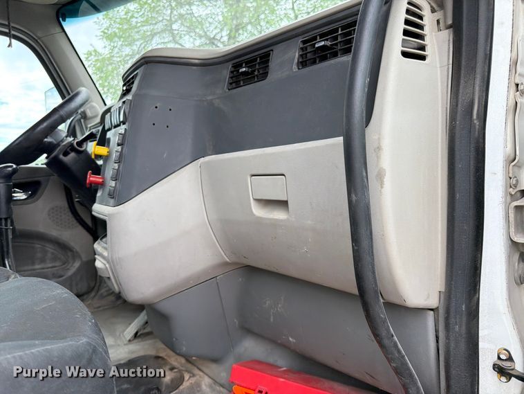 image for item EL0113 2018 Peterbilt 579 semi truck