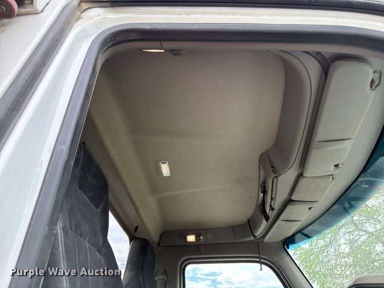 image for item EL0113 2018 Peterbilt 579 semi truck