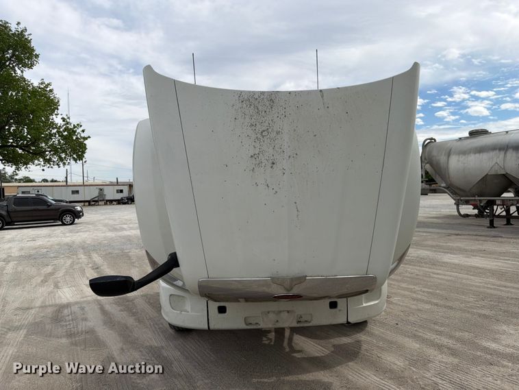 image for item EL0113 2018 Peterbilt 579 semi truck