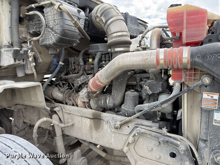 image for item EL0113 2018 Peterbilt 579 semi truck