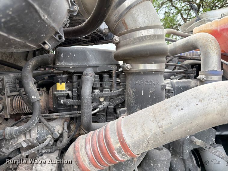 image for item EL0113 2018 Peterbilt 579 semi truck