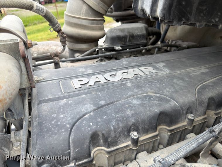 image for item EL0113 2018 Peterbilt 579 semi truck