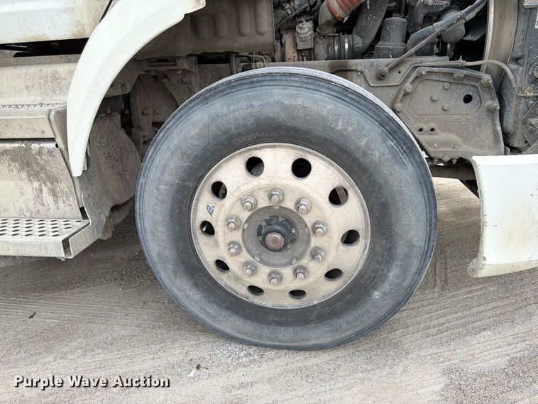 image for item EL0113 2018 Peterbilt 579 semi truck