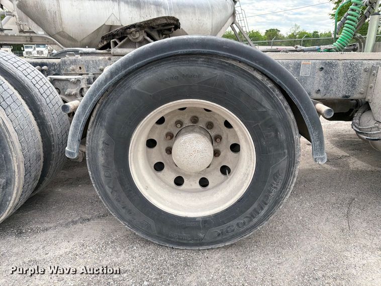 image for item EL0113 2018 Peterbilt 579 semi truck