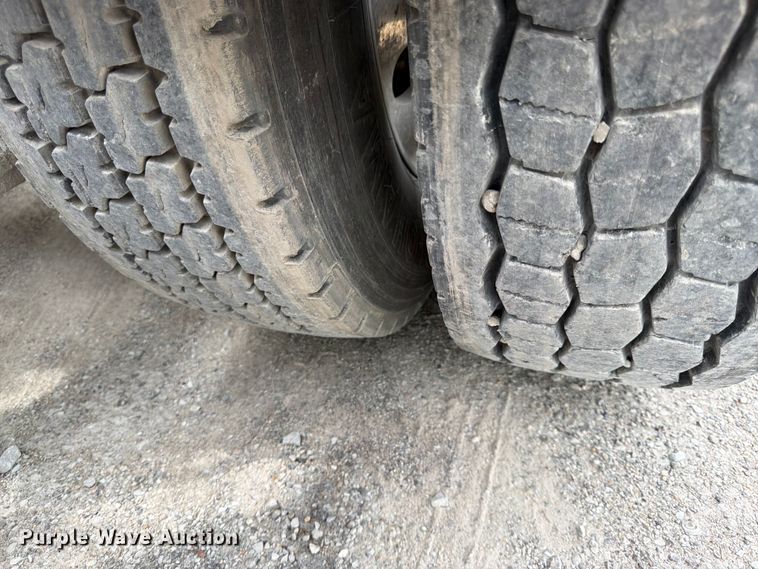 image for item EL0113 2018 Peterbilt 579 semi truck