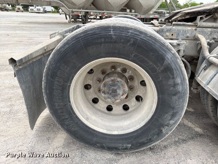 image for item EL0113 2018 Peterbilt 579 semi truck