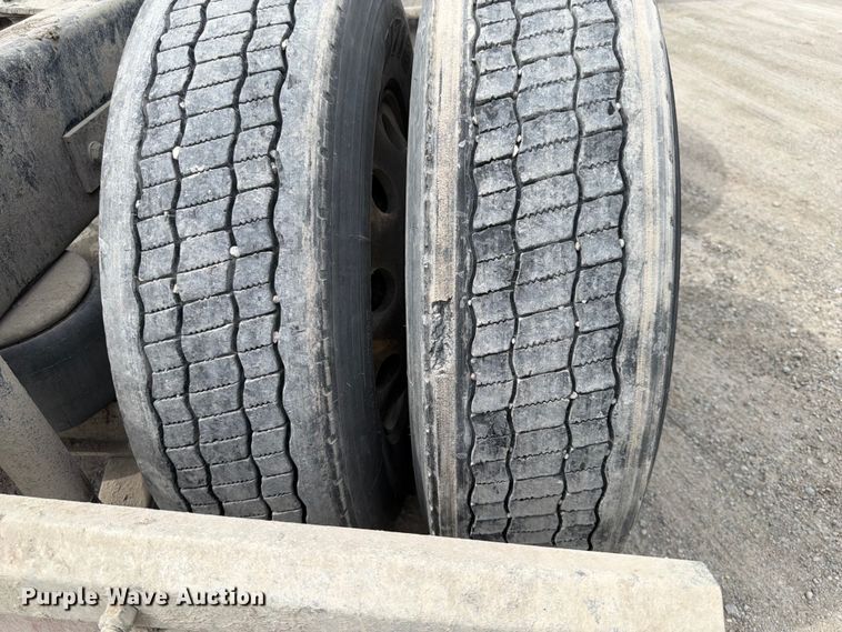 image for item EL0113 2018 Peterbilt 579 semi truck