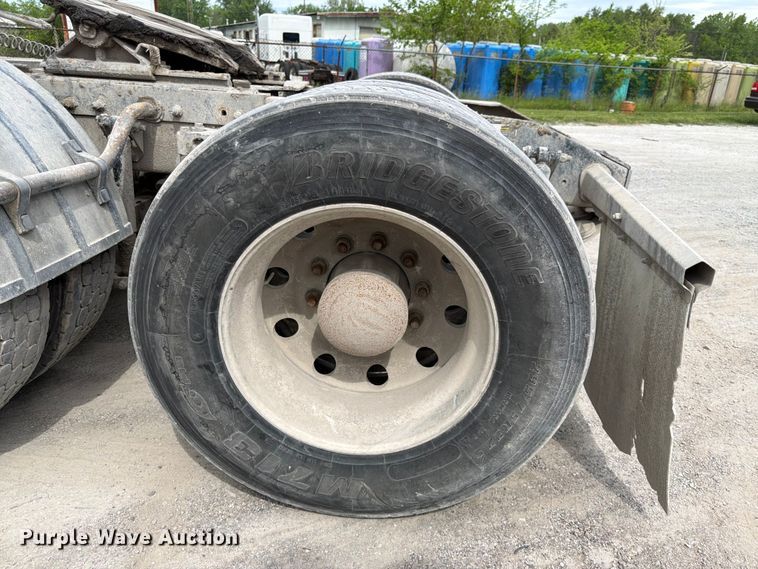 image for item EL0113 2018 Peterbilt 579 semi truck