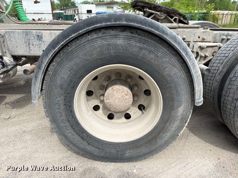 image for item EL0113 2018 Peterbilt 579 semi truck