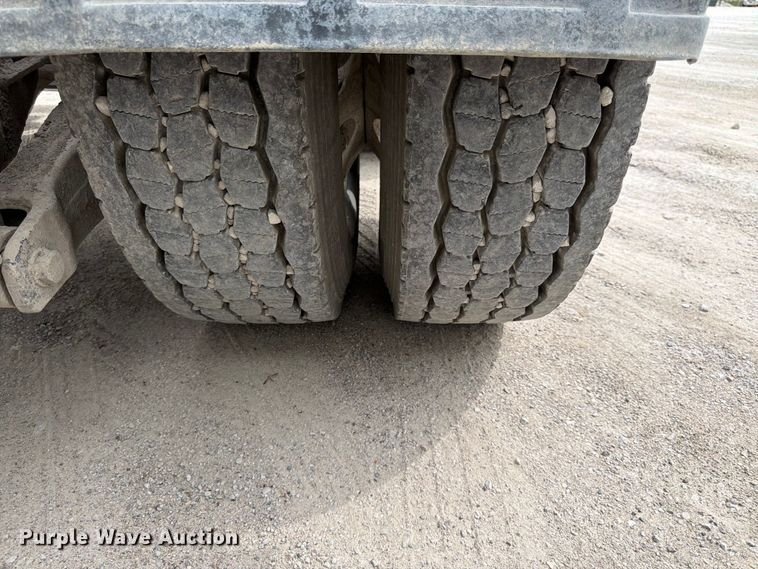 image for item EL0113 2018 Peterbilt 579 semi truck