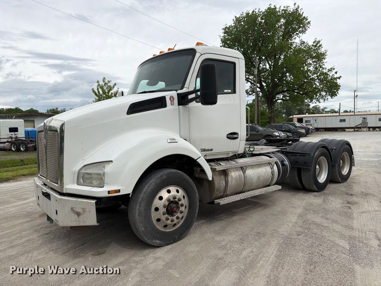 image for item EL0114 2016 Kenworth T880 semi truck