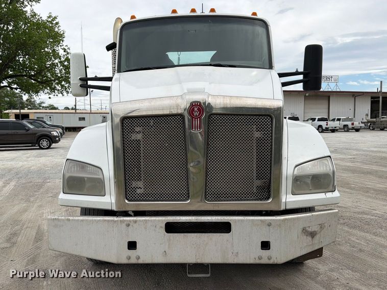 image for item EL0114 2016 Kenworth T880 semi truck