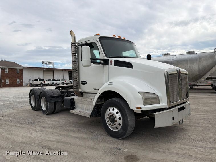 image for item EL0114 2016 Kenworth T880 semi truck