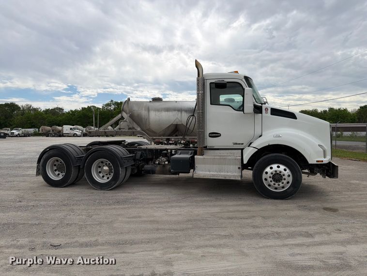 image for item EL0114 2016 Kenworth T880 semi truck