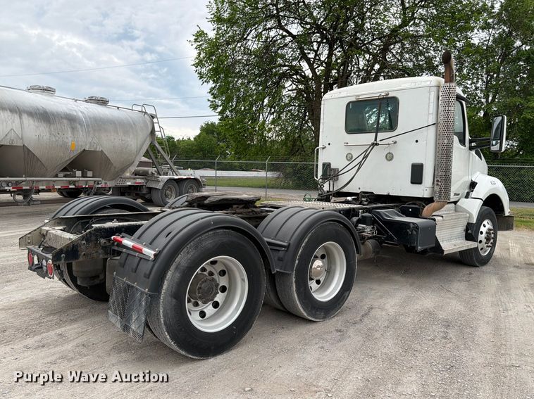 image for item EL0114 2016 Kenworth T880 semi truck