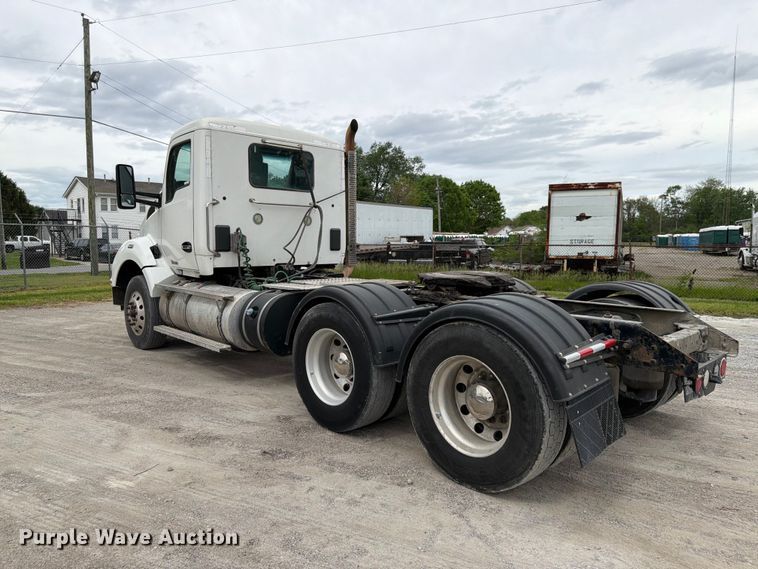 image for item EL0114 2016 Kenworth T880 semi truck